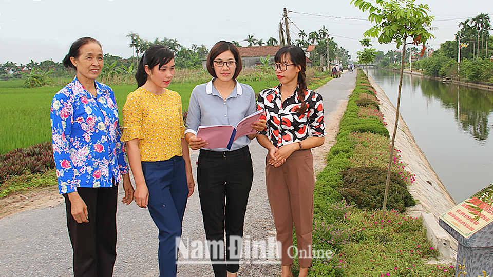 Báo cáo viên huyện Hải Hậu tuyên truyền, vận động nhân dân xã Hải Châu giữ gìn cảnh quan môi trường xanh - sạch - đẹp để xây dựng nông thôn mới kiểu mẫu.