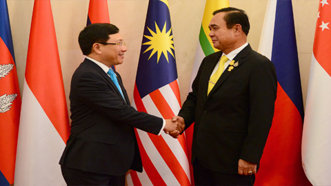 Phó Thủ tướng Phạm Bình Minh cùng các Bộ trưởng Ngoại giao ASEAN chào xã giao Thủ tướng Thái-lan.