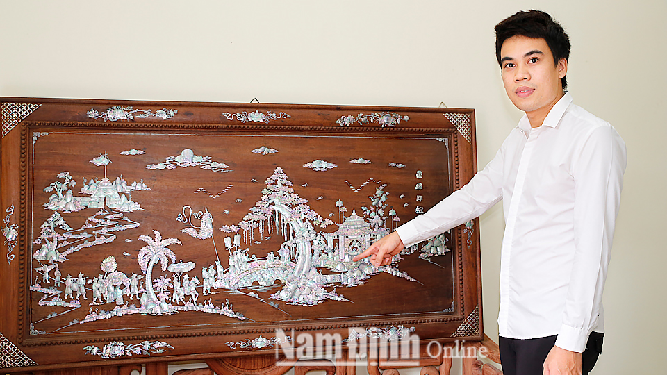 Sản phẩm khảm trai của anh Ninh Văn Nguyên, chủ cơ sở đồ gỗ mỹ nghệ chạm khảm Thái Nguyên, ở thôn La Xuyên, xã Yên Ninh.