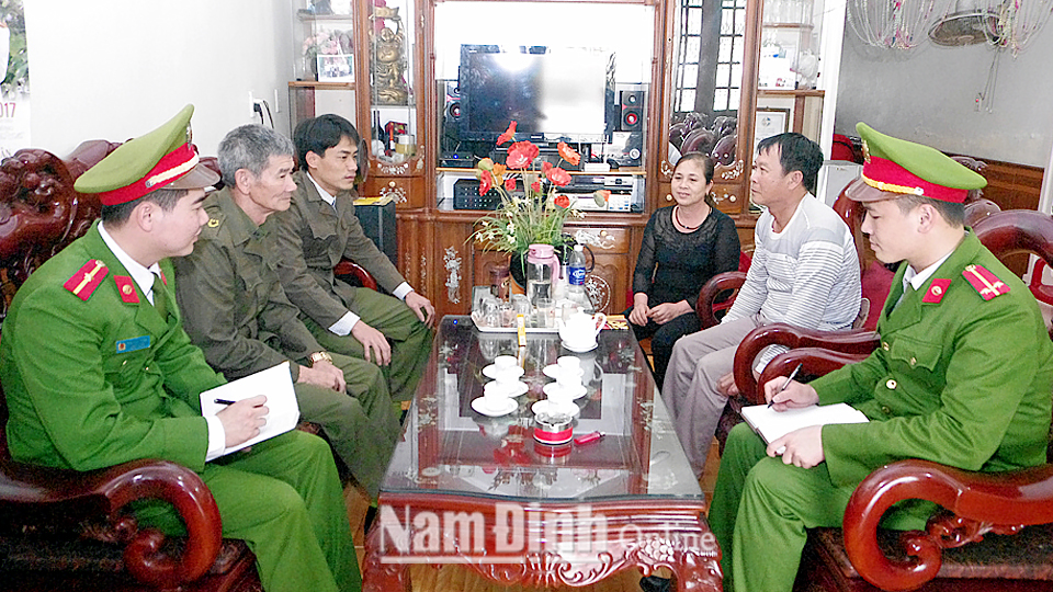 Cán bộ Hội Cựu chiến binh Thị trấn Xuân Trường (Xuân Trường) phối hợp với Công an huyện tuyên truyền pháp luật cho người dân.