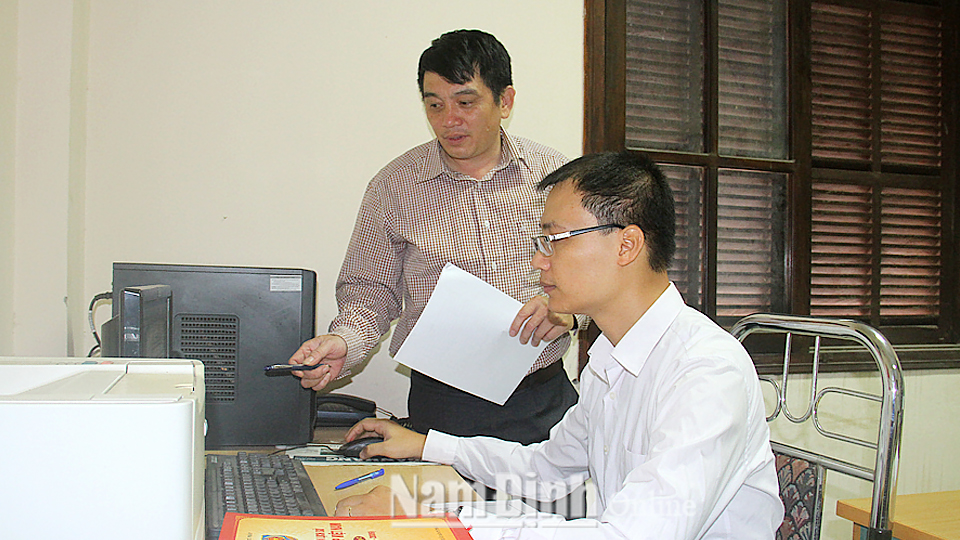 Cán bộ Phòng Tư pháp Thành phố Nam Định kiểm tra văn bản quy phạm pháp luật.