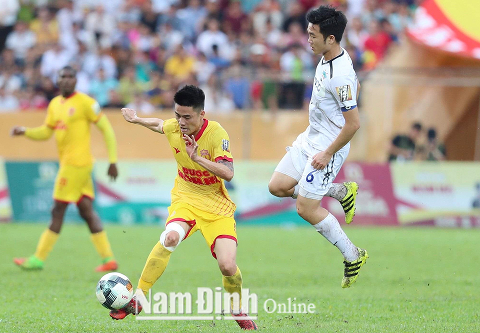 Cầu thủ Lâm Anh Quang (áo vàng) ghi bàn mở tỷ số cho Câu lạc bộ Dược Nam Hà Nam Định.
