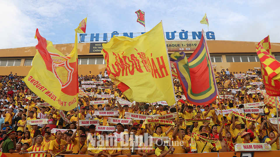 Cổ động viên Câu lạc bộ Dược Nam Hà Nam Định ăn mừng bàn thắng mở tỷ số.