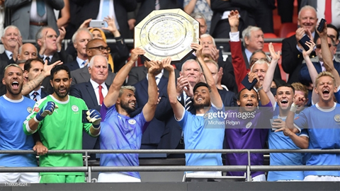Các cầu thủ Man City giương cao danh hiệu Siêu cúp Anh 2019. Ảnh: Getty
