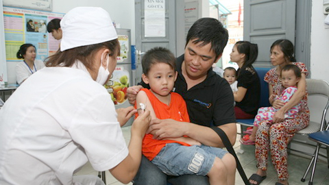 Tiêm vắc-xin là biện pháp phòng viêm não Nhật Bản hiệu quả nhất. Ảnh: TM