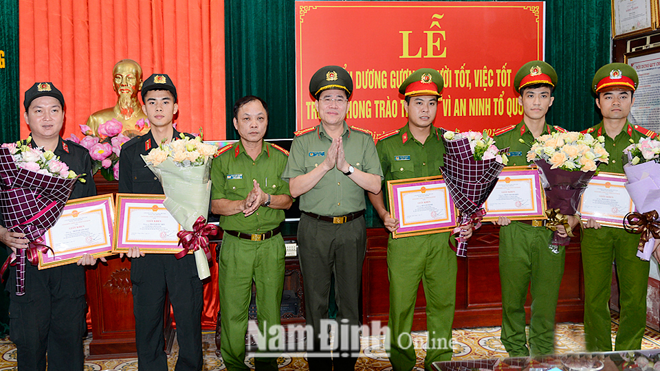 Đại tá Phạm Văn Long, Tỉnh ủy viên, Bí thư Đảng ủy, Giám đốc Công an tỉnh trao Giấy khen cho các cá nhân tiêu biểu.