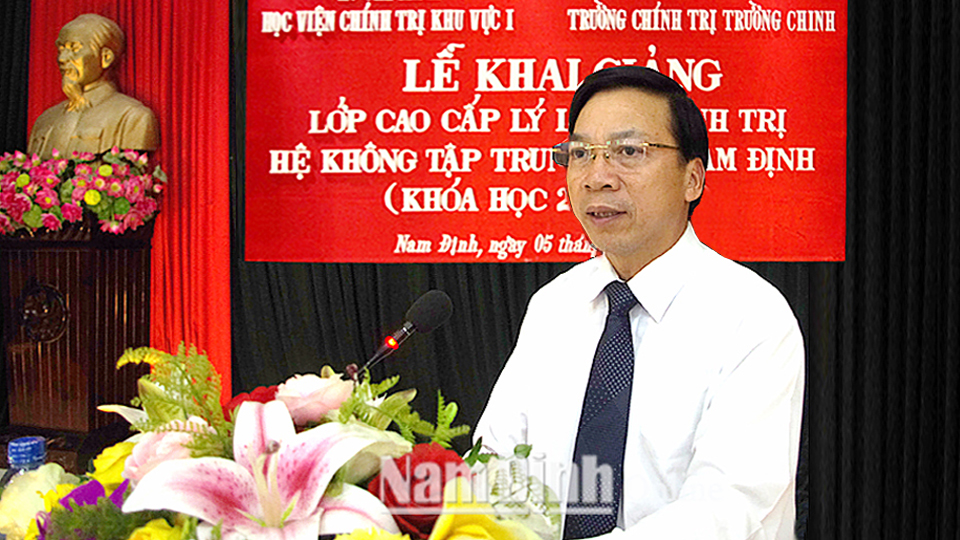 Đồng chí Trần Văn Chung, Phó Bí thư Thường trực Tỉnh ủy, Chủ tịch HĐND tỉnh phát biểu tại lễ khai giảng.