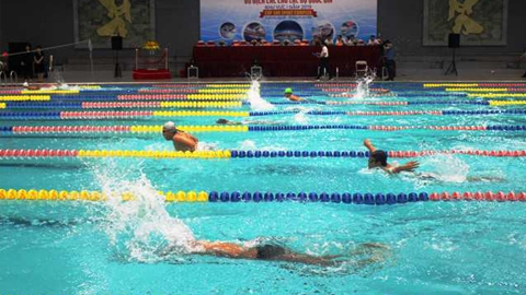 Các vận động viên thi đấu nội dung bơi hỗn hợp.