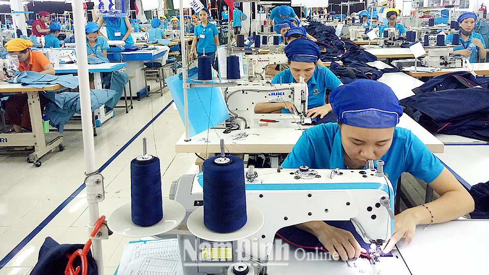 Sản xuất sản phẩm may xuất khẩu tại Công ty Cổ phần Bảo Linh, xã Yên Hồng (Ý Yên).