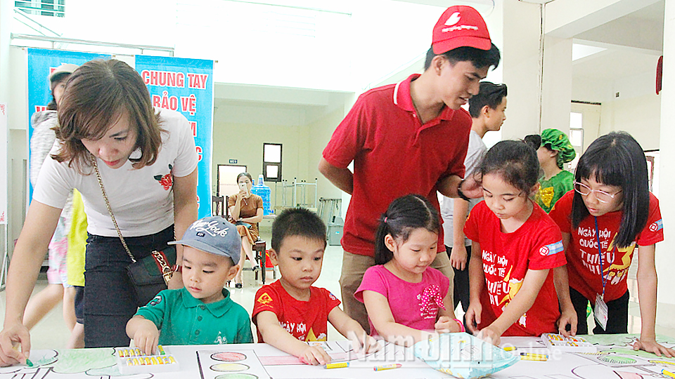 Đội viên, thiếu niên, nhi đồng Thành phố Nam Định tham gia hoạt động vẽ tranh tại Trung tâm Văn hóa, Thể thao thanh, thiếu niên tỉnh.
