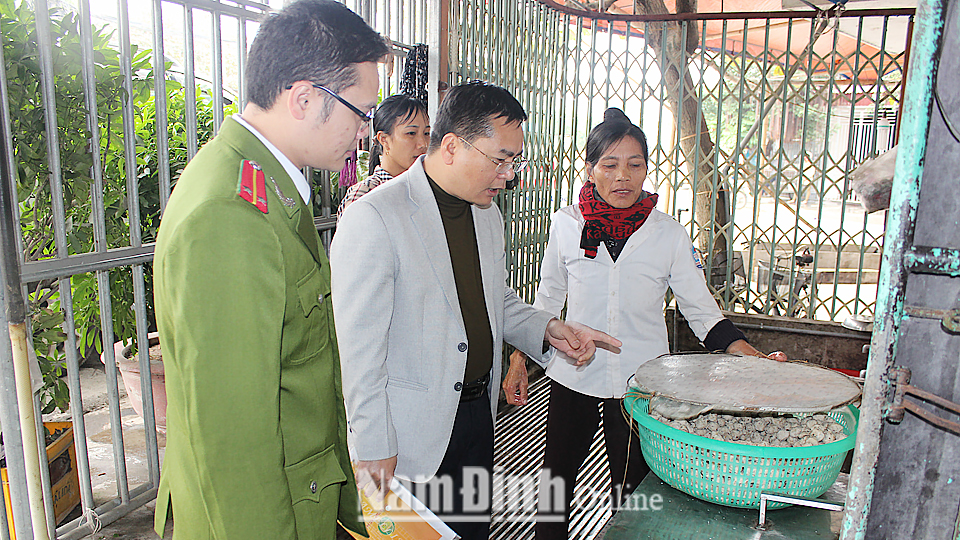 Đoàn thanh tra, kiểm tra liên ngành vệ sinh an toàn thực phẩm của tỉnh kiểm tra một cơ sở sản xuất giò chả tại xã Giao Yến (Giao Thuỷ).
