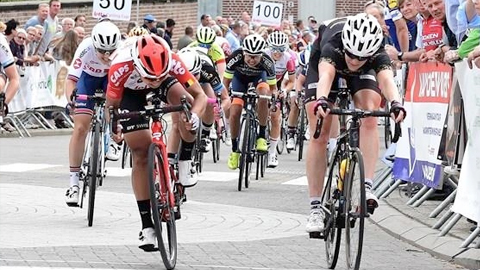  Nguyễn Thị Thật (bên trái) cạnh tranh quyết liệt với Van de Ree Monique ở vạch đích Giải xe đạp Erondegemse Pijl. Ảnh: UCI.