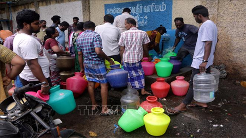 Người dân xếp hàng chờ lấy nước sinh hoạt tại Chennai, Ấn Độ ngày 25/6. Ảnh: THX/TTXVN