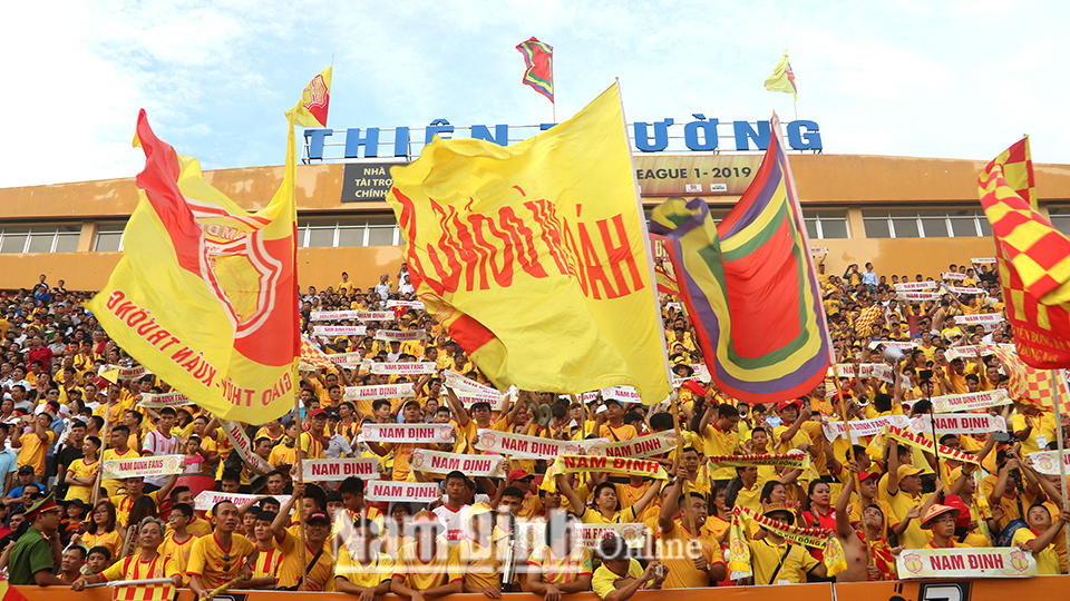 Cổ động viên Câu lạc bộ Dược Nam Hà Nam Định ăn mừng bàn thắng.