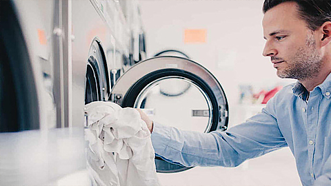 Hiện nay nhiều người có thói quen giặt quần áo mỗi ngày dù việc này không cần thiết - Ảnh: Getty Images