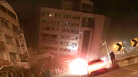  Hình ảnh một tòa nhà ở Hualien được chia sẻ trên mạng xã hội sau vụ động đất mạnh 6,4 độ richter xảy ra gần thành phố duyên hải Hualien, Đài Loan (Trung Quốc) lúc nửa đêm 6-2. (Ảnh: Twitter.)