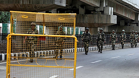  Lực lượng an ninh Ấn Độ tuần tra tại thành phố Srinagar thuộc bang Jammu và Kashmir trong ngày 7-8. Ảnh: Reuters