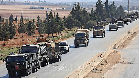 Đoàn xe quân sự Thổ Nhĩ Kỳ tại tuyến đường cao tốc chính nối Damascus với Aleppo của Syria, gần thị trấn Saraqib ở tỉnh miền Bắc Idlib ngày 29/8/2018. Ảnh tư liệu: AFP/TTXVN