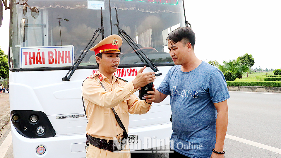 Lực lượng Cảnh sát giao thông kiểm tra quy định về nồng độ cồn đối với lái xe tại khu vực Thành phố Nam Định.