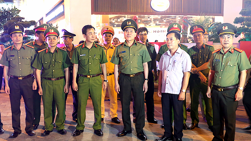 Đại tá Phạm Văn Long Giám đốc Công an tỉnh cùng lãnh đạo UBND Thành phố Nam Định kiểm tra, động viên tổ công tác đặc biệt của Công an Thành phố Nam Định trong công tác đảm bảo an ninh trật tự. Ảnh: Do cơ sở cung cấp