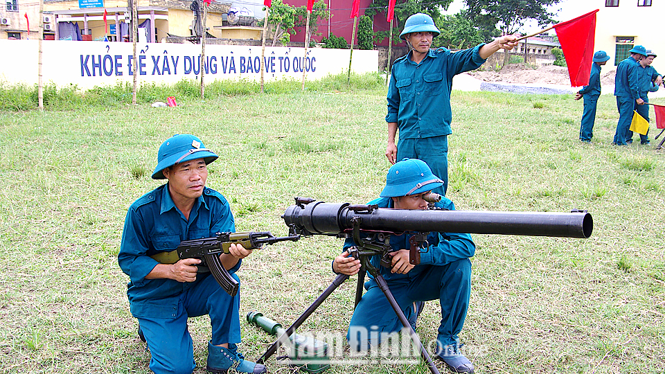 Cán bộ Ban Chỉ huy Quân sự huyện Mỹ Lộc huấn luyện sử dụng súng DKZ cho lực lượng Dân quân tự vệ.