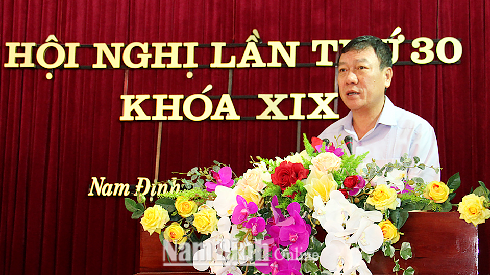 Đồng chí Đoàn Hồng Phong, Ủy viên Ban Chấp hành Trung ương Đảng, Bí thư Tỉnh ủy, Trưởng đoàn Đoàn đại biểu Quốc hội của tỉnh phát biểu tại hội nghị.
