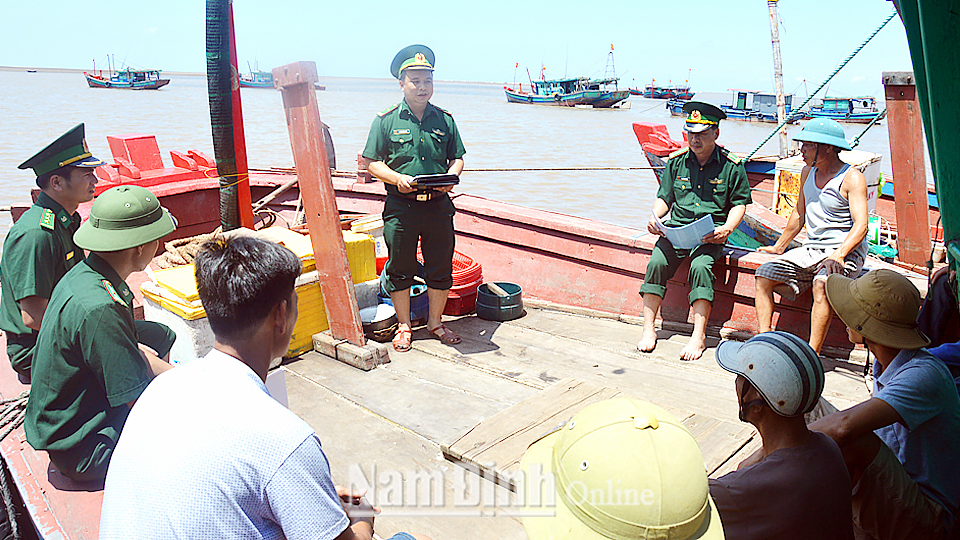Cán bộ Bộ đội Biên phòng tỉnh tuyên truyền chính sách về biển, đảo cho ngư dân huyện Giao Thủy.