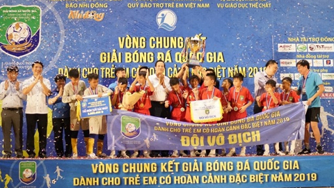 Các cầu thủ nhí Hà Tĩnh hân hoan với chức vô địch.