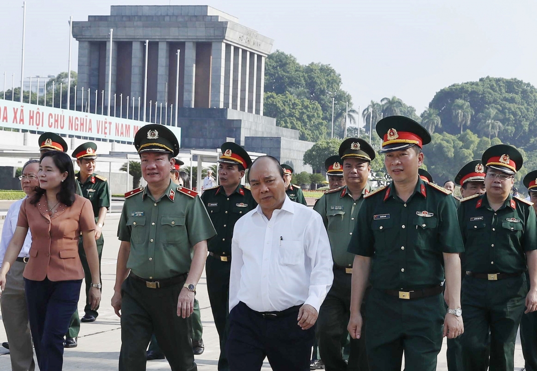 Thủ tướng Nguyễn Xuân Phúc trực tiếp kiểm tra kết quả công tác tu bổ định kỳ Lăng Chủ tịch Hồ Chí Minh.  Ảnh: Thống Nhất - TTXVN