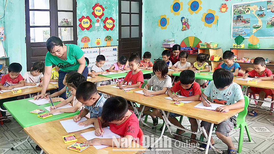 Các cháu Trường Mầm non xã Yên Phú (Ý Yên) trong một giờ học tô màu.
