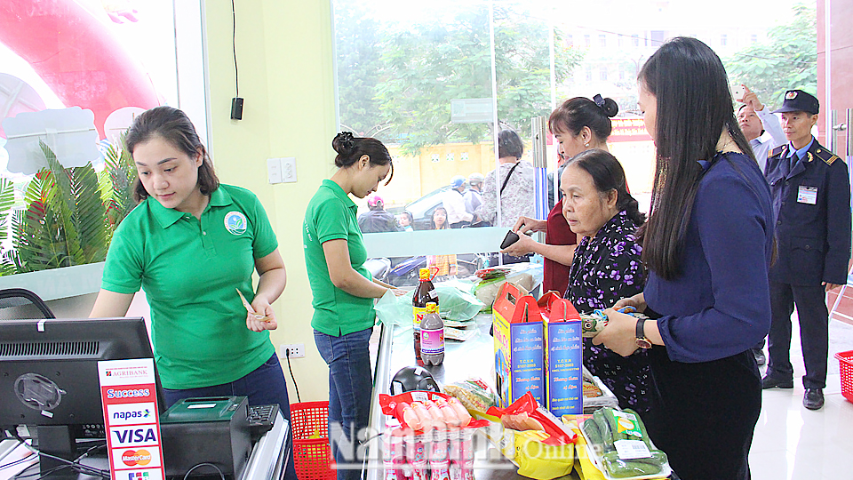 Cửa hàng giới thiệu nông sản sạch của Hiệp hội Nông sản sạch tỉnh Nam Định thực hiện thanh toán điện tử cho khách hàng.