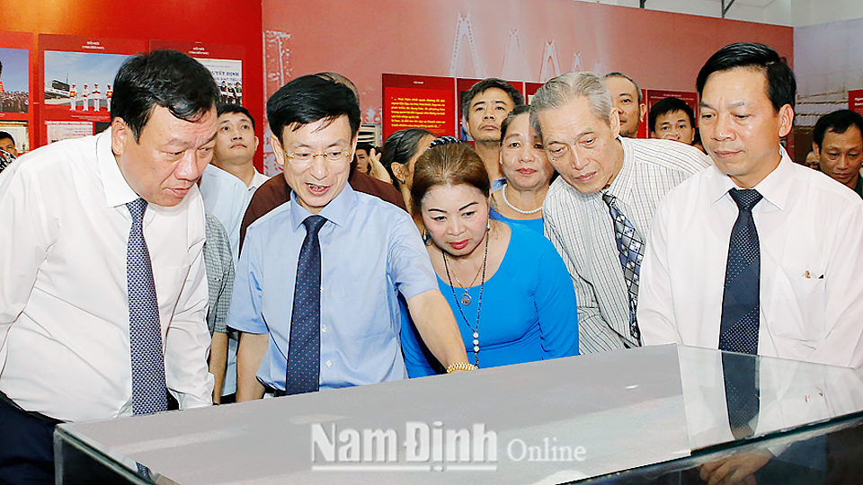 Các đồng chí lãnh đạo tỉnh tham quan các hiện vật tại triển lãm “50 năm thực hiện Di chúc của Chủ tịch Hồ Chí Minh và sự quan tâm của Bác với với Đảng bộ và nhân dân Nam Định”.