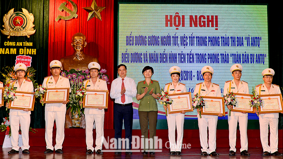 Đồng chí Trần Lê Đoài, Tỉnh ủy viên, Phó Chủ tịch UBND tỉnh trao Bằng khen của UBND tỉnh cho các tập thể, cá nhân tiêu biểu.