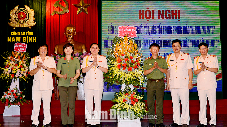 Đại diện Bộ Công an trao tặng Ban Giám đốc Công an tỉnh lẵng hoa tươi thắm.