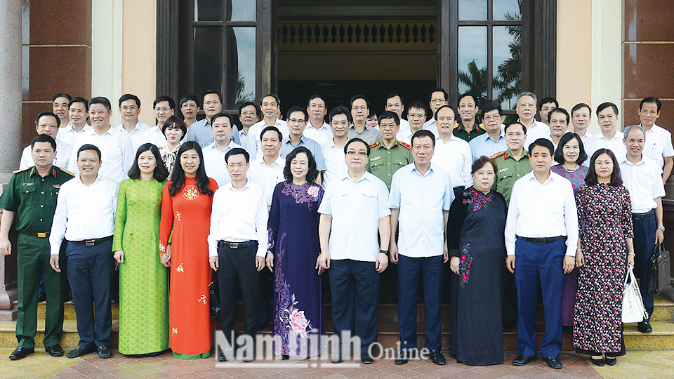 Đoàn công tác của thành phố Hà Nội chụp ảnh lưu niệm với các đồng chí lãnh đạo tỉnh Nam Định.