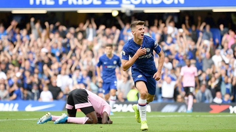 M. Mount (áo xanh) ghi bàn mở tỷ số cho Chelsea.