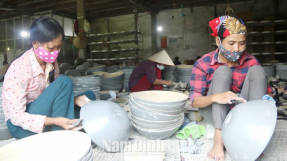 Nhiều gia đình tại xã Yên Tiến thoát nghèo nhờ nghề sơn mài - tre nứa chắp.