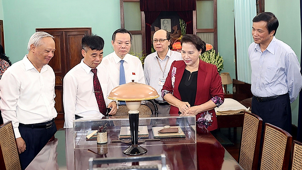 Chủ tịch Quốc hội Nguyễn Thị Kim Ngân tham quan không gian làm việc của Chủ tịch Hồ Chí Minh trong Nhà 67.