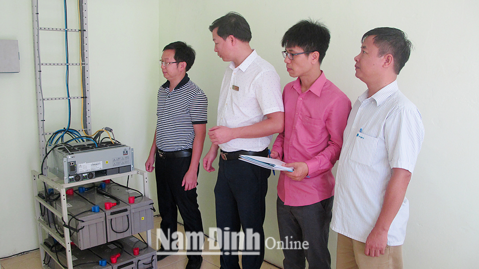 Thanh tra Sở Thông tin và Truyền thông kiểm tra thiết bị an toàn thông tin tại Trung tâm viễn thông huyện Giao Thủy.