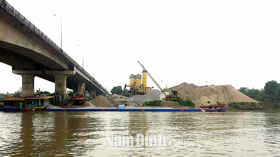 Bãi tập kết, sản xuất vật liệu xây dựng ven sông Đào nằm sát hành lang an toàn cầu Nam Định.