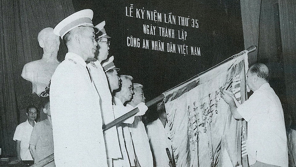 Đồng chí Trường Chinh trao tặng Huân chương Sao Vàng cho Lực lượng Công an nhân dân Việt Nam, ngày 19-8-1980.