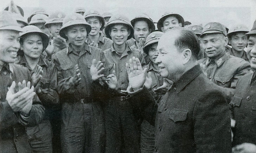 Đồng chí Trường Chinh thăm và chúc Tết cán bộ, chiến sĩ Đại đội 2 pháo cao xạ bảo vệ Thủ đô, Tết Nguyên đán Tân Hợi, 1971.