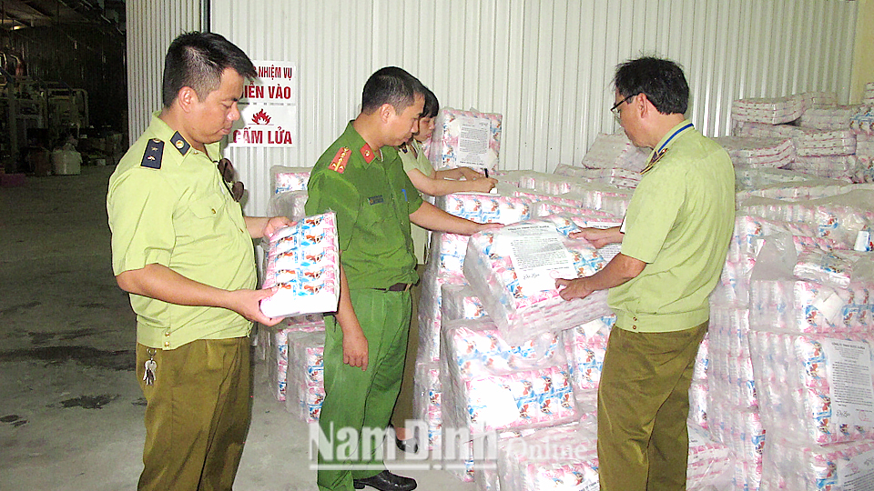 Liên ngành Quản lý thị trường và Công an tỉnh phối hợp kiểm tra nguồn gốc sản phẩm hàng hóa tại thành phố Nam Định.