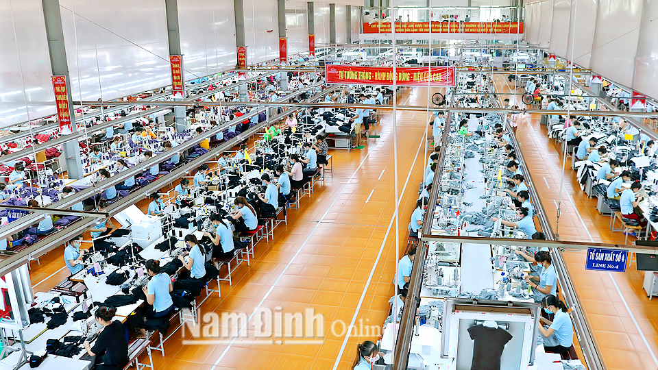 Công  ty Cổ phần May Sông Hồng, Cụm công nghiệp xã Hải Phương (Hải Hậu) tạo việc làm, thu nhập cho hơn 2.000 lao động.