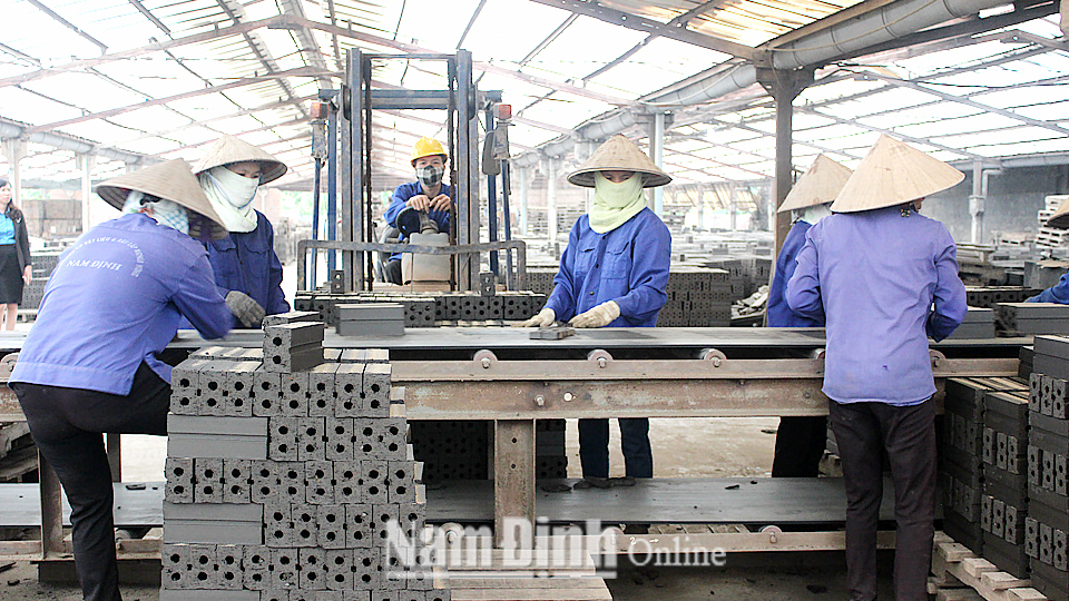 Lao động nữ làm việc tại Công ty Cổ phần Vật liệu và xây lắp Nghĩa Hưng.