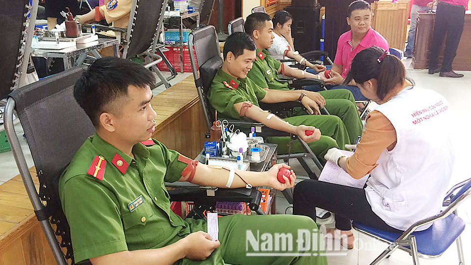 Cán bộ, chiến sĩ Công an huyện Mỹ Lộc tham gia hiến máu tình nguyện.