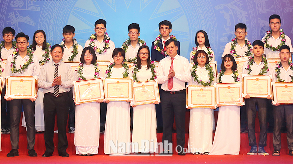 Đồng chí Trần Lê Đoài, Tỉnh uỷ viên, Phó Chủ tịch UBND tỉnh trao tặng Bằng khen cho các em học sinh đoạt giải quốc gia, quốc tế năm học 2018-2019.