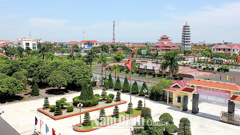 Khu vực trung tâm thị trấn Xuân Trường được quy hoạch khang trang, hiện đại đáp ứng nhu cầu phát triển toàn diện kinh tế - xã hội của huyện.