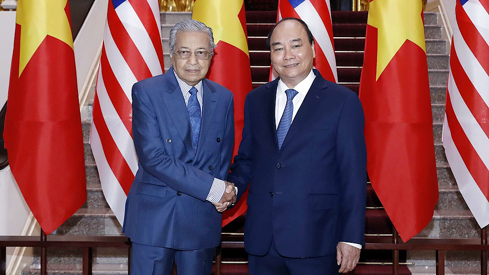 Thủ tướng Nguyễn Xuân Phúc với Thủ tướng Malaysia Mahathir Mohamad tại Trụ sở Chính phủ. Ảnh: Thống Nhất - TTXVN