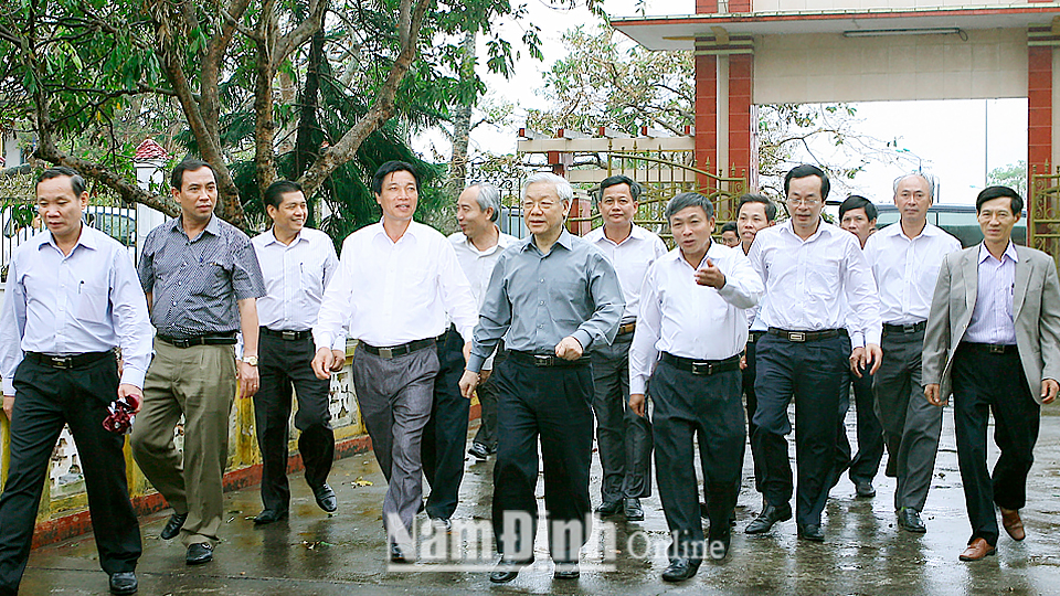 Tổng Bí thư, Chủ tịch nước Nguyễn Phú Trọng thăm và làm việc tại huyện Hải Hậu năm 2012.